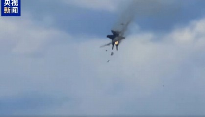 画面曝光：美国2架战机空中相撞坠毁，4名机组人员弹射逃生，现场腾起黑烟，该空军基地已封锁