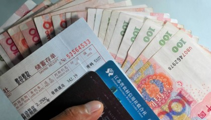 存折比银行卡安全十倍？金融专家揭晓：老年人用卡牢记四要四不要