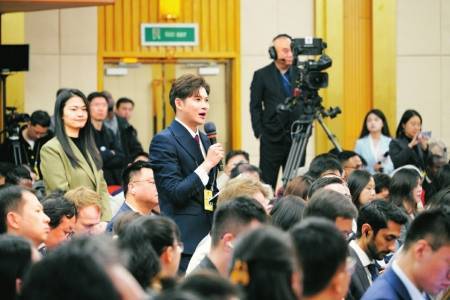 多措并举防控金融风险