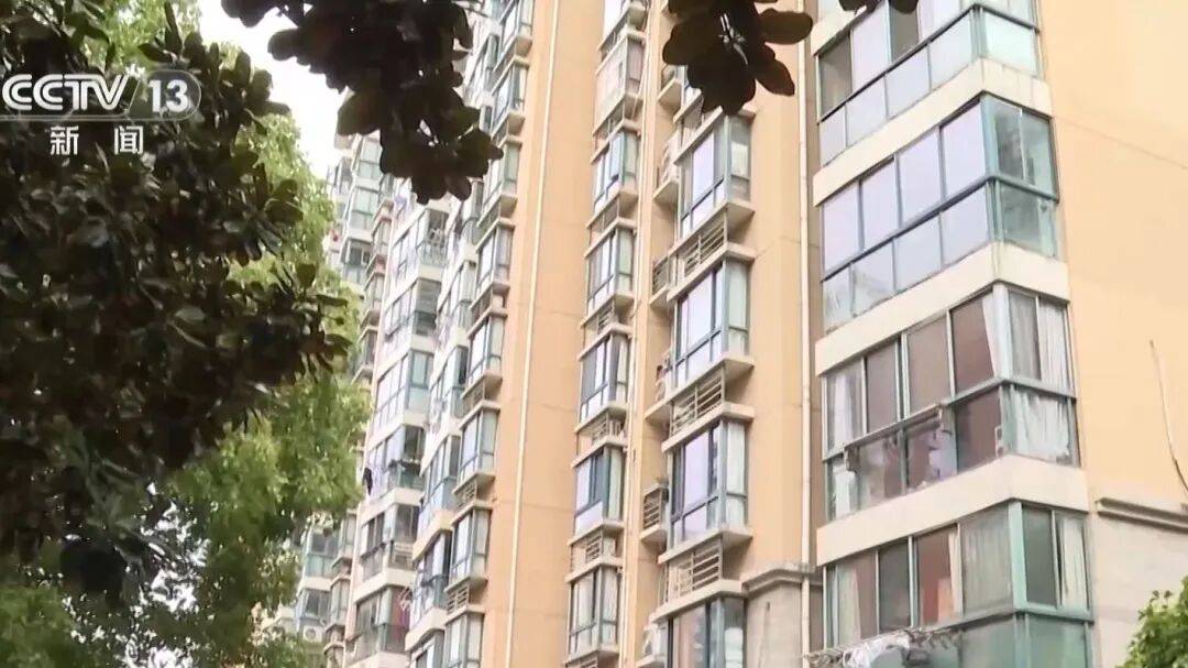 男子闪婚后将价值千万上海房产99%份额给女方，一年多后女方要求离婚分割房产；法院：不动产登记不等于绝对产权归属，补偿女方50万元