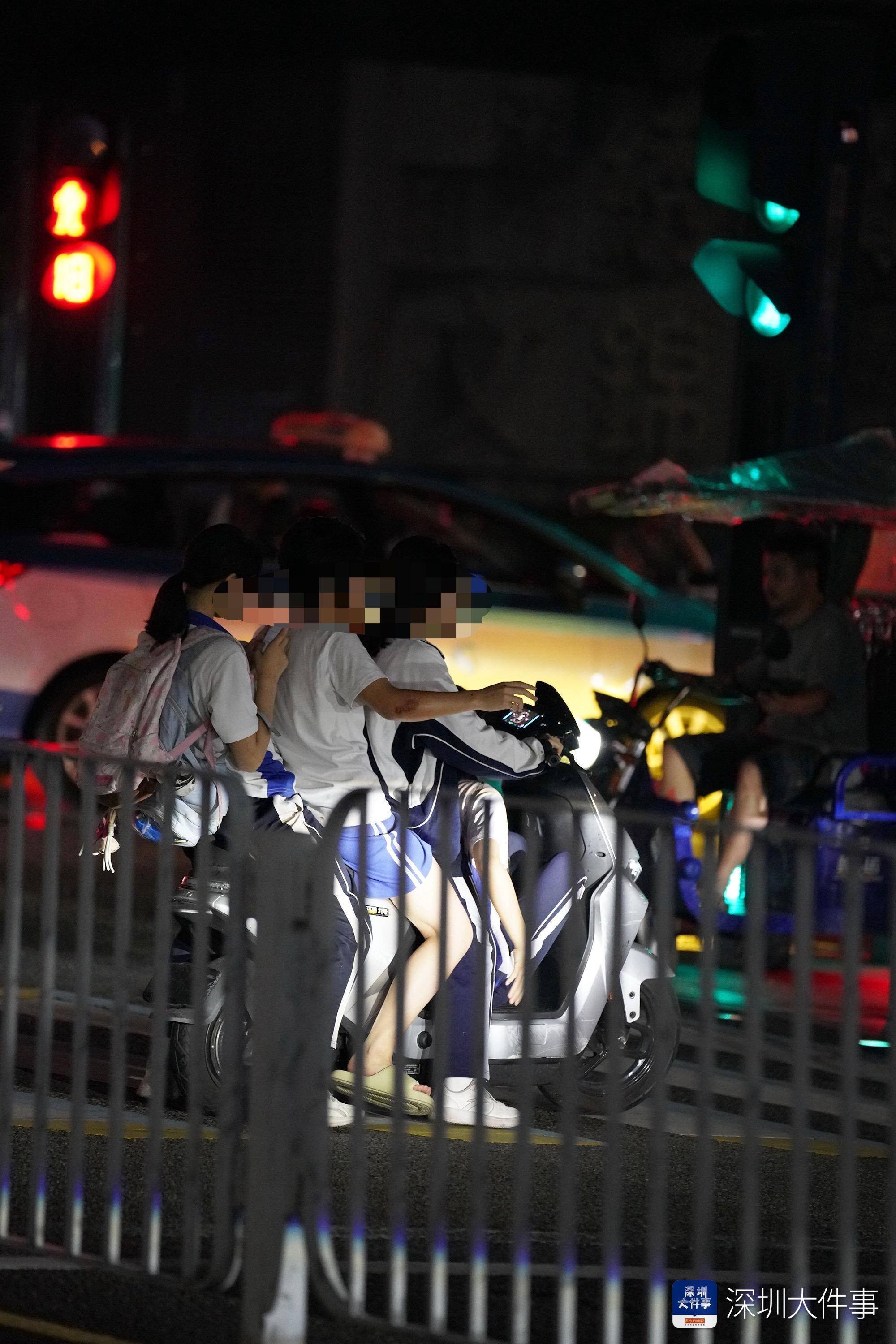 深圳滨河大道现学生载人骑“电鸡”狂奔！超速行驶、不戴头盔
