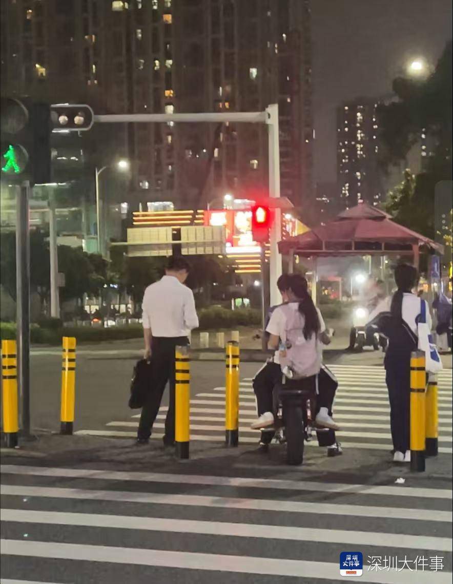 深圳滨河大道现学生载人骑“电鸡”狂奔！超速行驶、不戴头盔