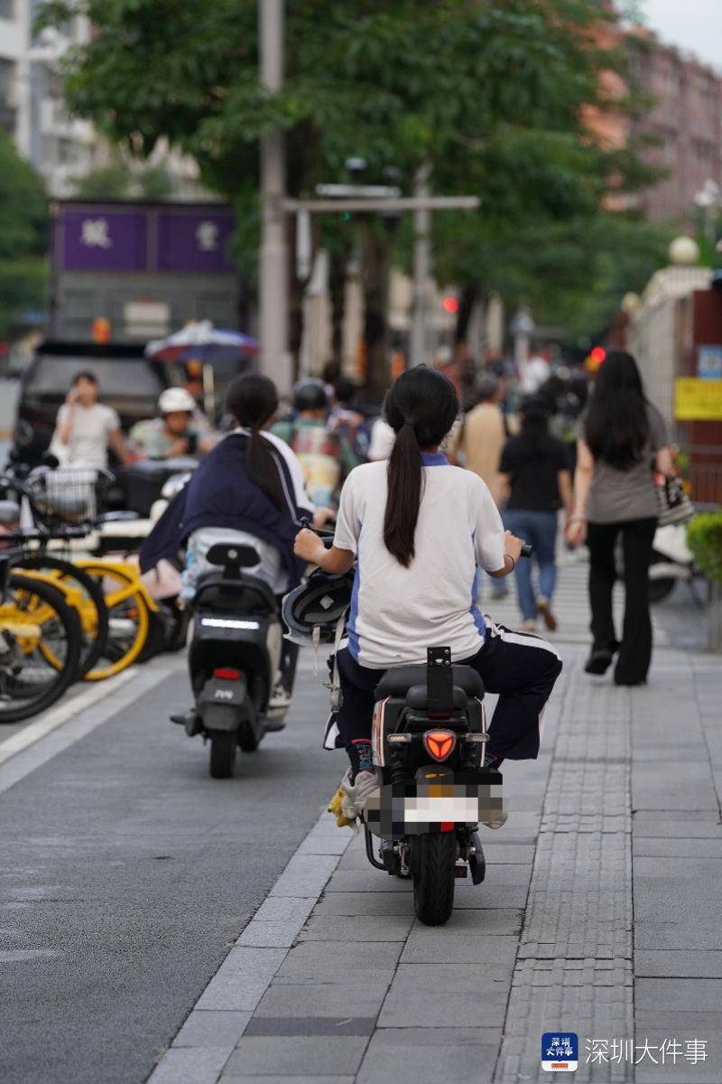 深圳滨河大道现学生载人骑“电鸡”狂奔！超速行驶、不戴头盔