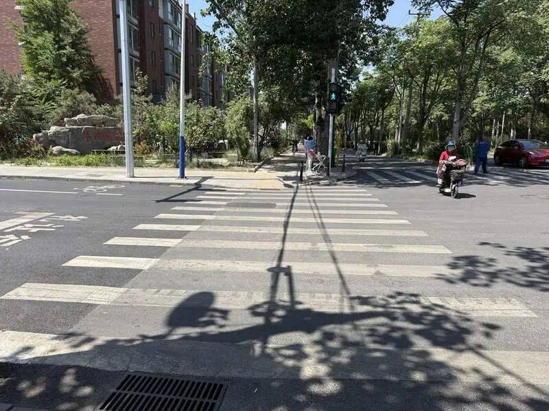 昌平海淀交界处，一条斑马线还得各划各的？丨有事儿@新京报